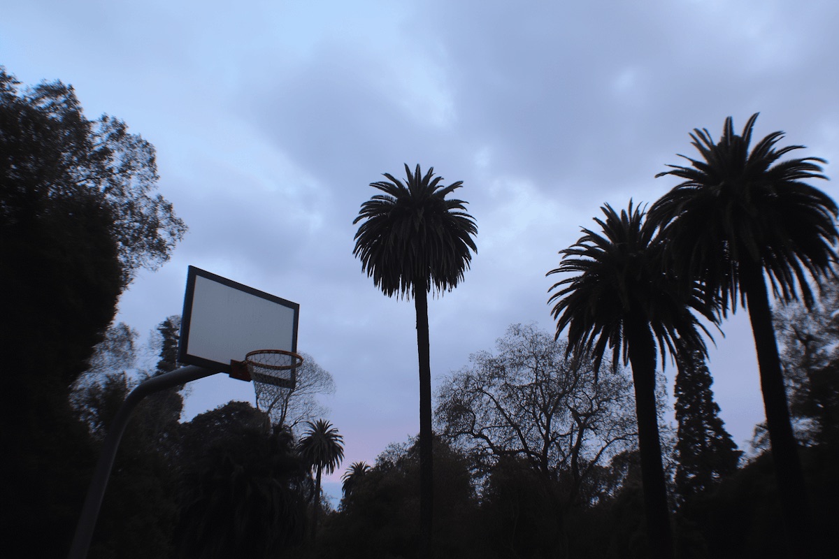 Terrain de basketball extérieur avant une partie libre locale