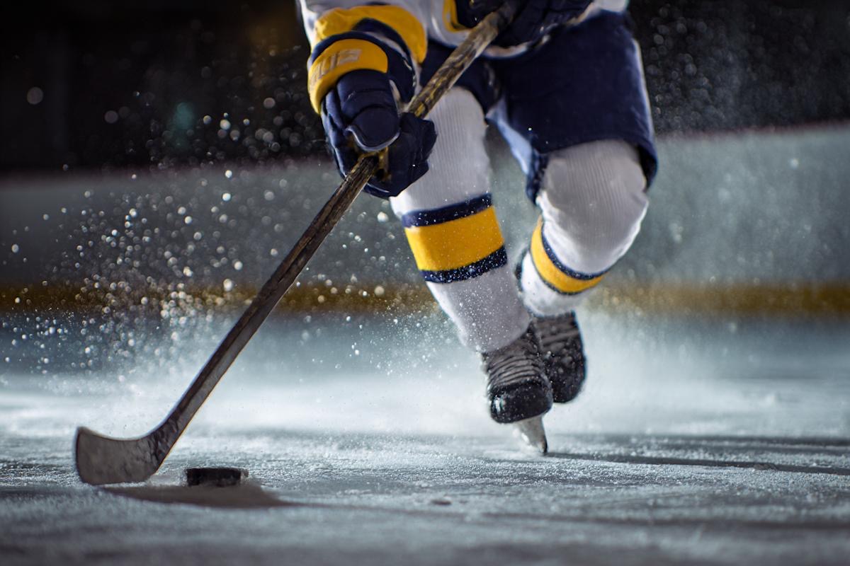 Vue rapprochée de joueurs dans un match de hockey local rapide